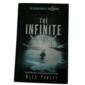 The Infinite Sea by Rick Yancey - Black Cover